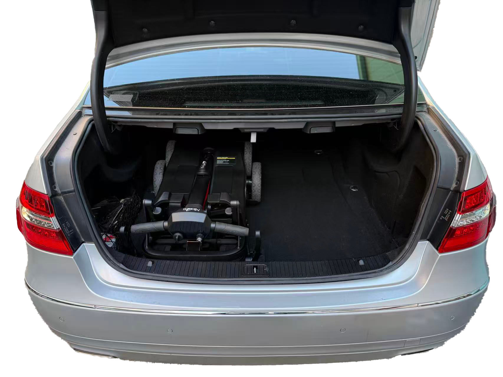 ベンツのトランクへの収納シーン